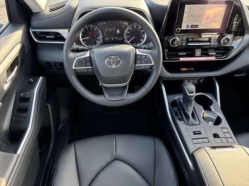 New 2026 Toyota Highlander XLE image 4
