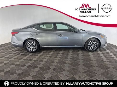 Used 2025 Nissan Altima 2.5 SV image 4