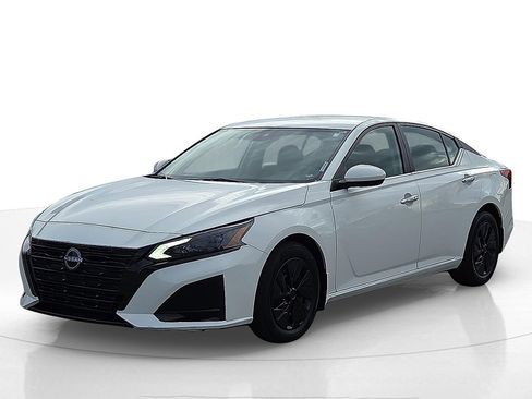 Used 2023 Nissan Altima 2.5 S image 2
