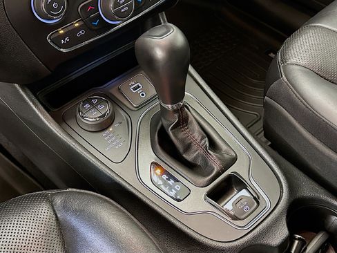 Used 2019 Jeep Cherokee Trailhawk image 24