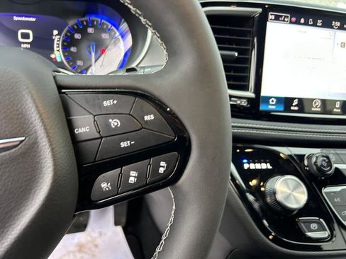 Used 2024 Chrysler Pacifica Touring image 15
