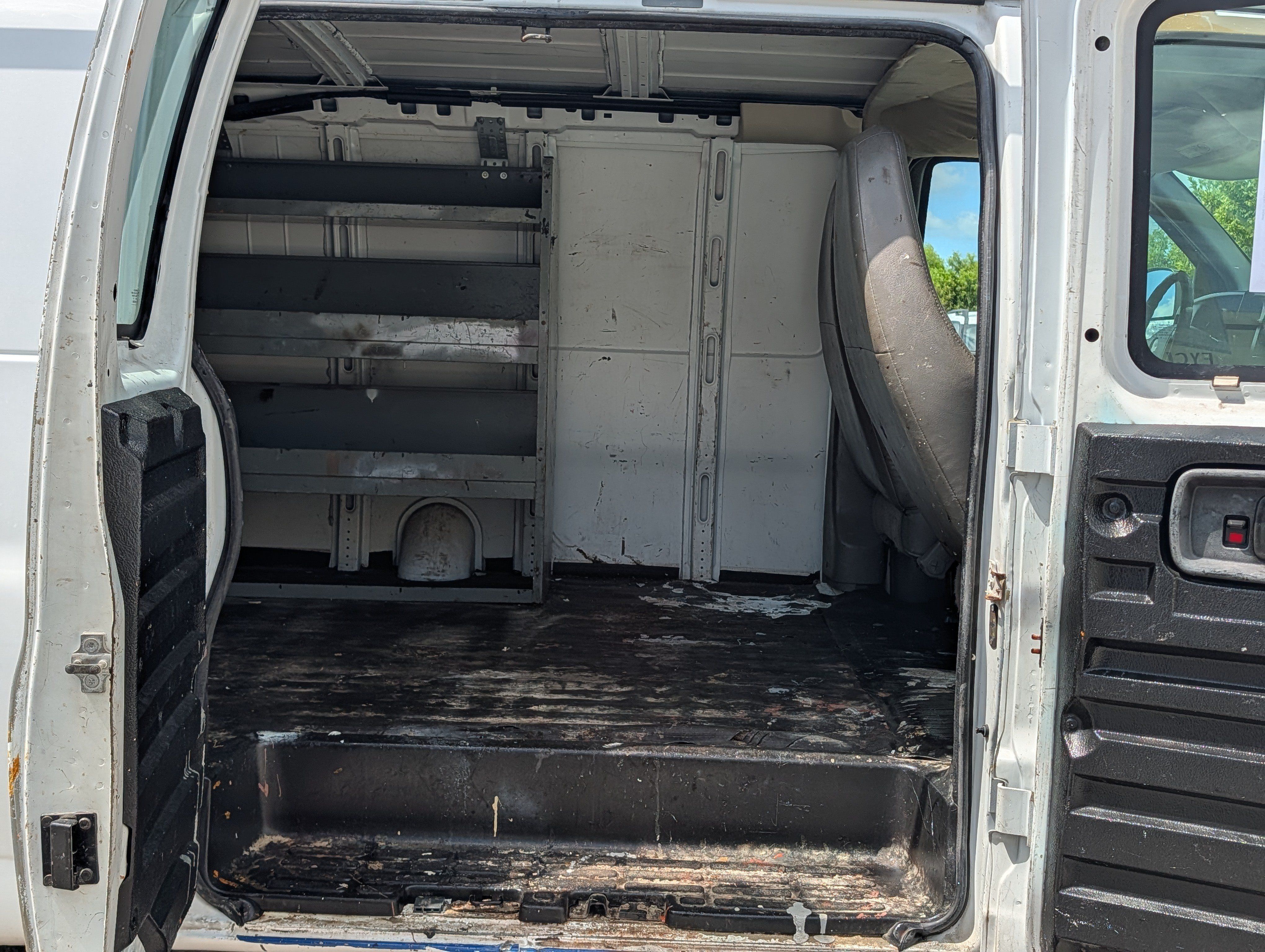 Used 2013 Chevrolet Express 3500 Extended RWD image 14