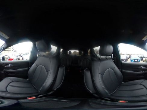 Used 2025 Chrysler Pacifica Select image 45