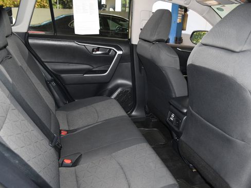 Used 2021 Toyota RAV4 XLE image 17