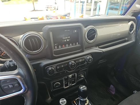 Used 2018 Jeep Wrangler Unlimited Sahara w/ Cold Weather Group AWD/4WD image 7
