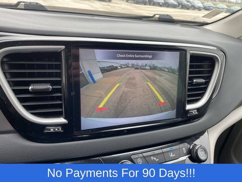 Used 2023 Chrysler Pacifica Touring-L FWD image 22