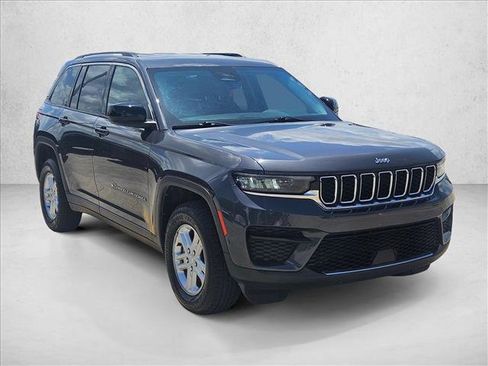 Used 2023 Jeep Grand Cherokee Laredo RWD image 3