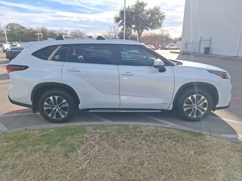 Used 2025 Toyota Highlander XLE image 7