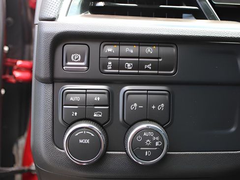 Used 2025 Chevrolet Suburban Premier image 20