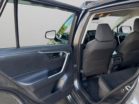 Used 2021 Toyota RAV4 LE AWD/4WD image 11