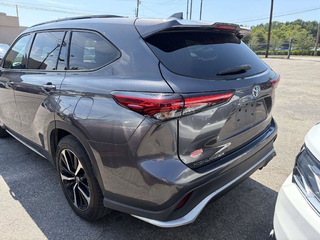 Used 2021 Toyota Highlander XSE FWD image 4