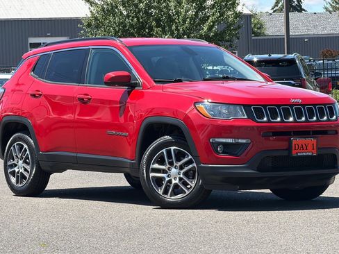 Used 2018 Jeep Compass Latitude w/ Popular Equipment Group AWD/4WD image 2