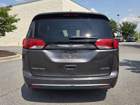 Used 2020 Chrysler Pacifica Limited w/ Tire & Wheel Group FWD image 7