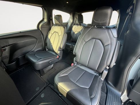 New 2026 Chrysler Pacifica Select image 13