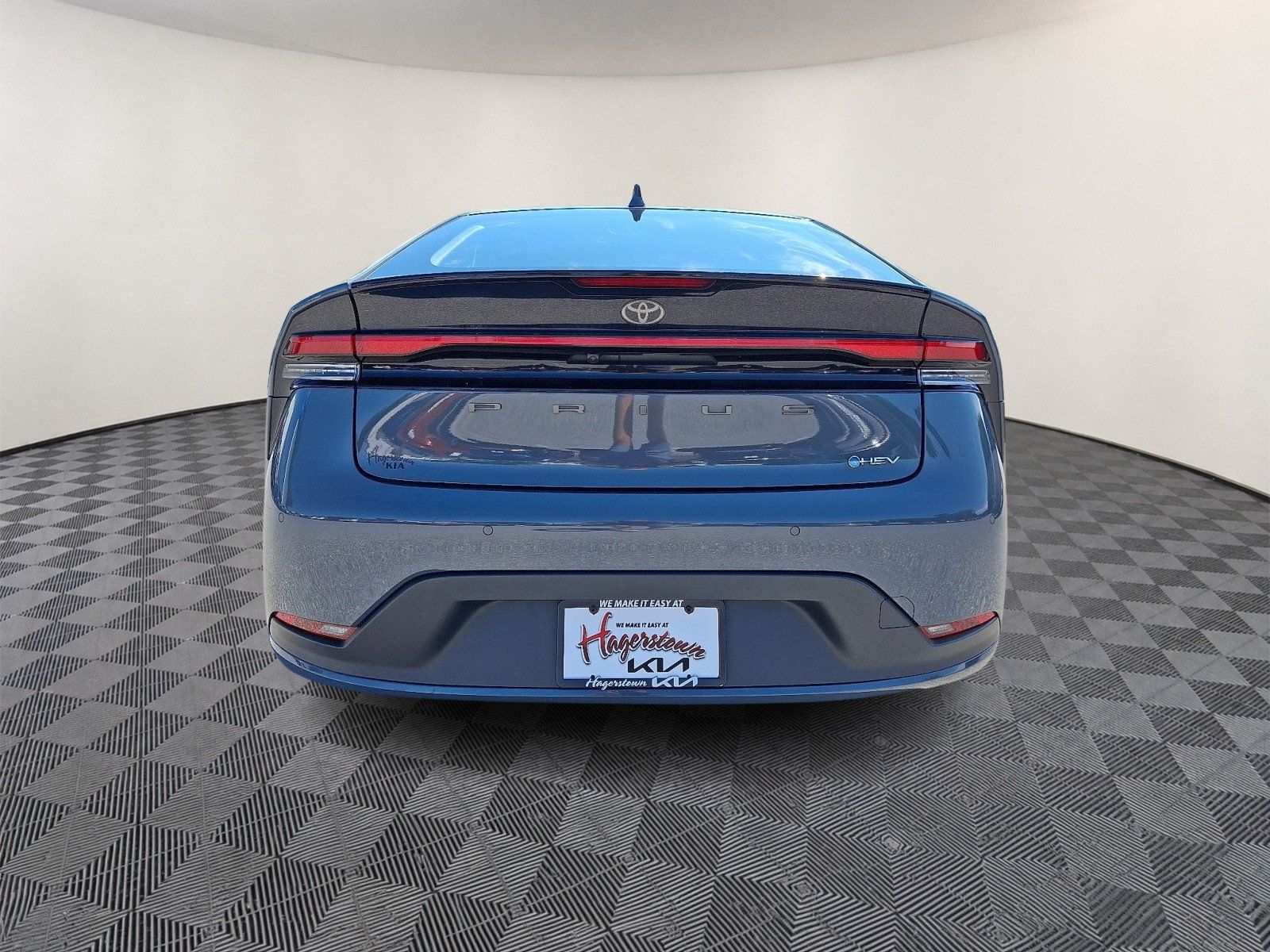 Used 2024 Toyota Prius LE FWD image 5
