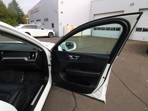 Used 2020 Volvo XC60 T5 Momentum image 16