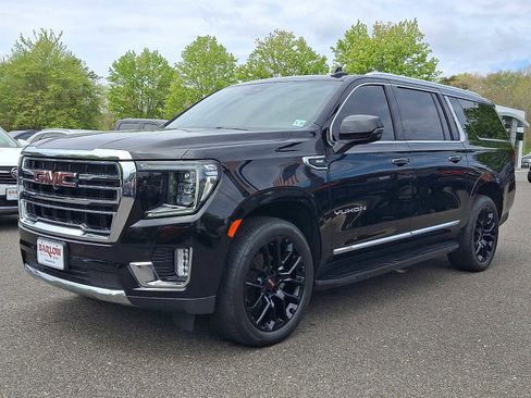 Used 2023 GMC Yukon XL SLT w/ SLT Premium Package AWD/4WD image 3