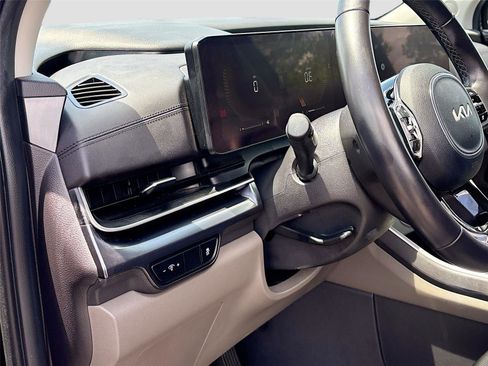 Used 2025 Kia Carnival FWD image 10
