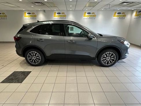 New 2025 Ford Escape SE image 3