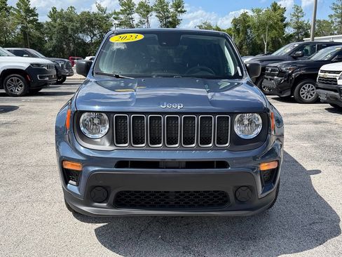 Used 2023 Jeep Renegade Latitude AWD/4WD image 2
