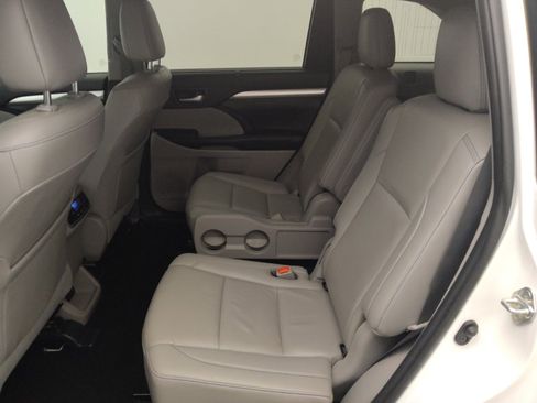 Used 2019 Toyota Highlander XLE FWD image 18