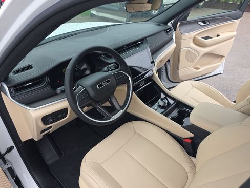New 2026 Jeep Grand Cherokee Limited AWD/4WD image 16