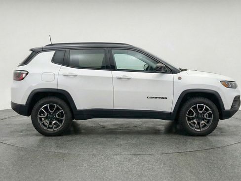 Used 2025 Jeep Compass Trailhawk AWD/4WD image 11