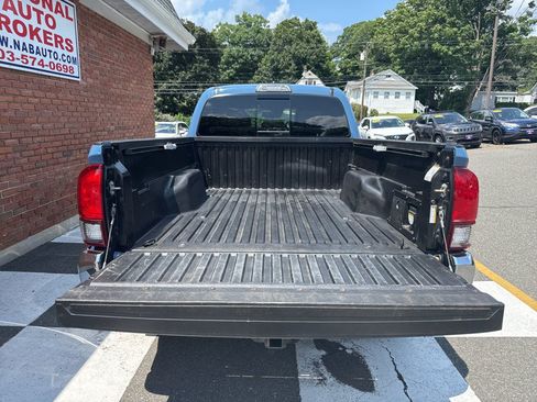Used 2019 Toyota Tacoma TRD Off-Road AWD/4WD image 10