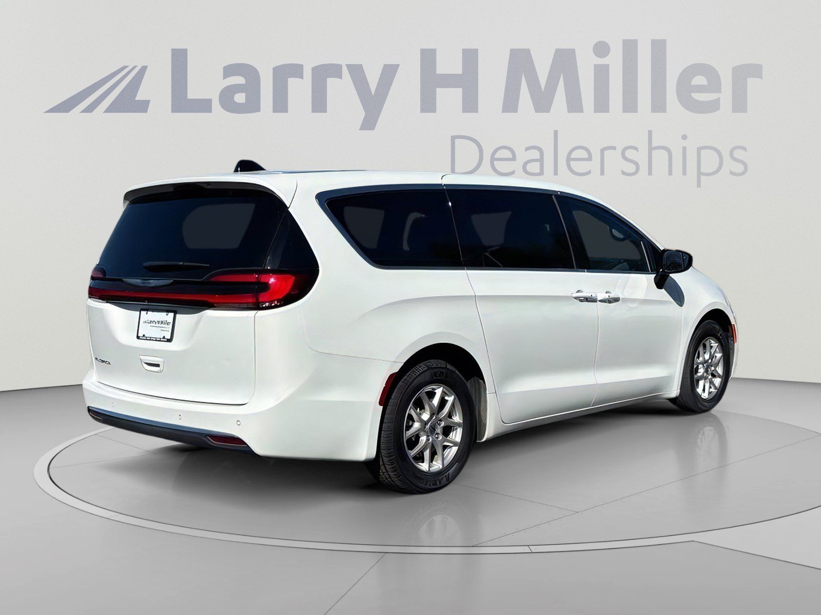 Used 2025 Chrysler Pacifica Select FWD image 6