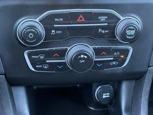 Used 2019 Dodge Charger SXT image 18