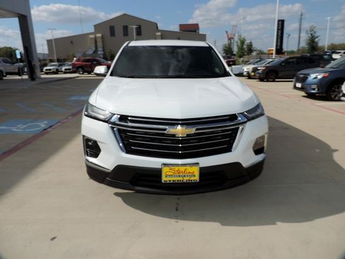 Used 2023 Chevrolet Traverse LT FWD image 2