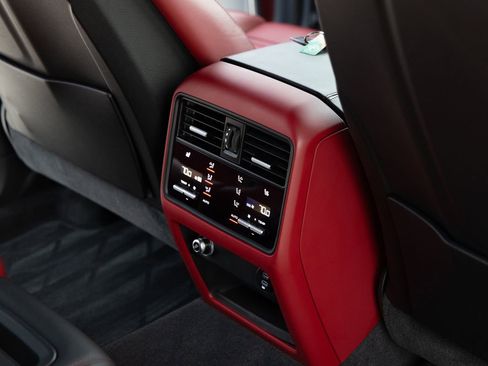 Used 2023 Porsche Cayenne Turbo GT image 34