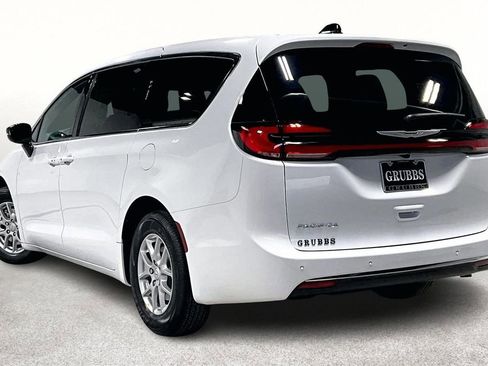 New 2026 Chrysler Pacifica Select image 4