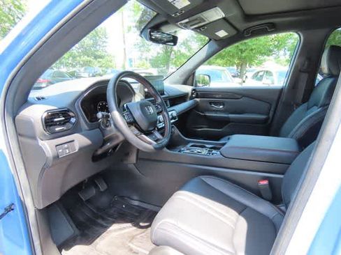 Used 2025 Honda Pilot TrailSport image 2