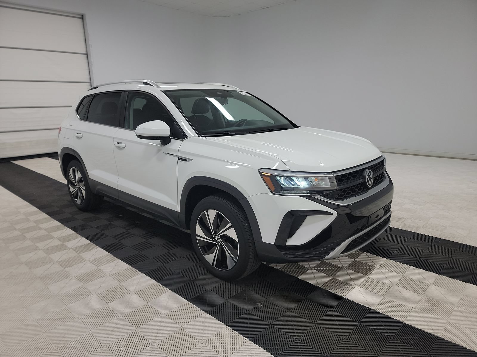 Used 2023 Volkswagen Taos SE w/ Panoramic Sunroof Package AWD/4WD image 6