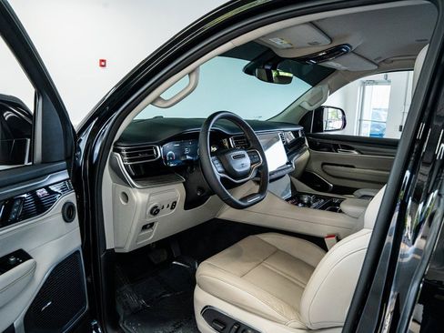 Used 2023 Jeep Wagoneer Series III w/ Preferred Equipment Group image 35