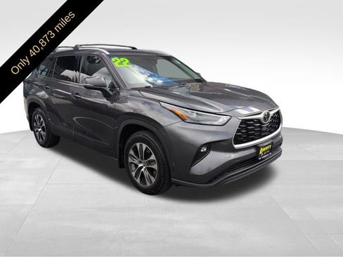 Used 2022 Toyota Highlander XLE image 2