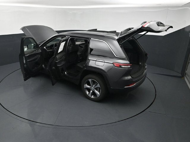 New 2026 Jeep Grand Cherokee Limited w/ Luxury Tech Group II AWD/4WD image 28