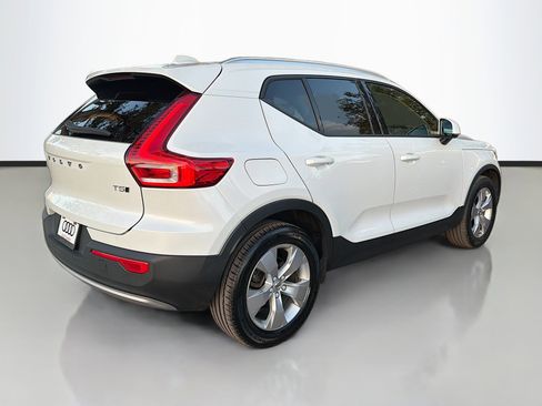 Used 2022 Volvo XC40 T5 Momentum image 3
