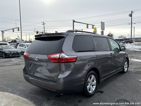 Used 2018 Toyota Sienna LE image 5