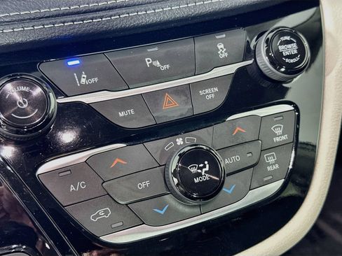 Used 2023 Chrysler Pacifica Touring-L FWD image 16