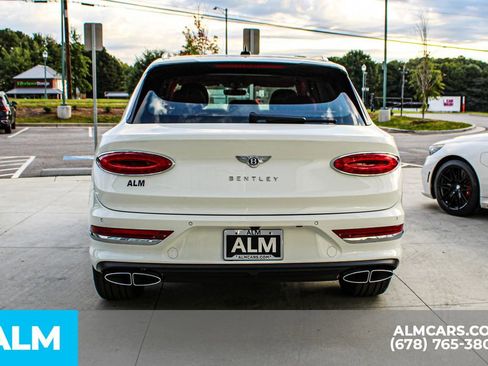 Used 2023 Bentley Bentayga image 11