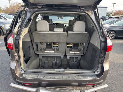 Used 2017 Toyota Sienna XLE image 18