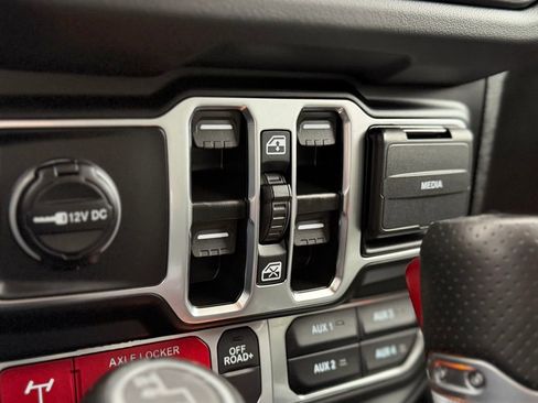 Used 2025 Jeep Gladiator Mojave w/ Safety Group image 18