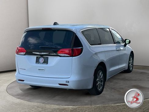 Used 2022 Chrysler Voyager LX FWD image 4