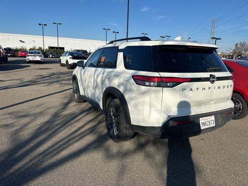 Used 2024 Nissan Pathfinder SV image 4