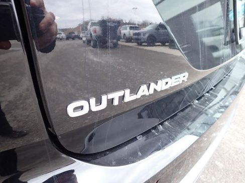 Used 2025 Mitsubishi Outlander SE image 4