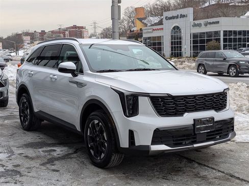 Certified 2025 Kia Sorento S image 4