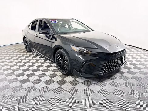 Certified 2025 Toyota Camry SE image 1