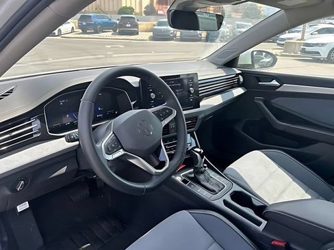 Used 2025 Volkswagen Jetta SE FWD image 18